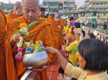 กิจกรรมทำบุญตักบาตรกลางน้ำ เสริมสิริมงคลเมืองราชบุรี ... พารามิเตอร์รูปภาพ 6