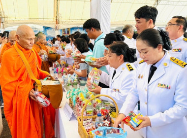 พิธีเจริญพระพุทธมนต์และทำบุญตักบาตรถวายพระราชกุศล 12 ... พารามิเตอร์รูปภาพ 6