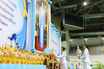 พิธีถวายเครื่องราชสักการะและวางพานพุ่ม ... พารามิเตอร์รูปภาพ 1