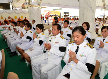 พิธีเจริญพระพุทธมนต์และทำบุญตักบาตรถวายพระราชกุศล 3 ... พารามิเตอร์รูปภาพ 4